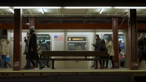 Los-Viajeros-Pasan-Por-El-Tren-Subterráneo-Que-Sale-En-La-Calle-34-En-Manhattan,-Nueva-York