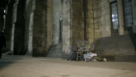 Fußgänger-Passiert-Schlafenden-Obdachlosen-Während-Der-Kalten-Nacht-In-New-York-City