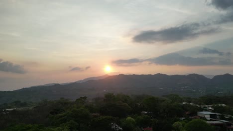 Drohnenaufnahme-Eines-über-Einem-Baum-Im-Vordergrund-Aufsteigenden-Sonnenuntergangs-über-Der-Landschaft-Von-Alajuela