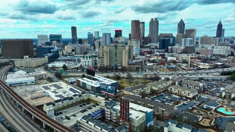 Horizonte-De-La-Ciudad-De-Atlanta-Y-Tráfico-Por-Carretera-En-Georgia,-Estados-Unidos---Toma-Aérea