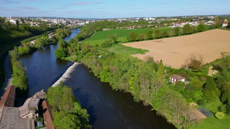 Río-Vienne-Con-La-Ciudad-De-Limoges-Al-Fondo,-Nouvelle-aquitaine-En-Francia