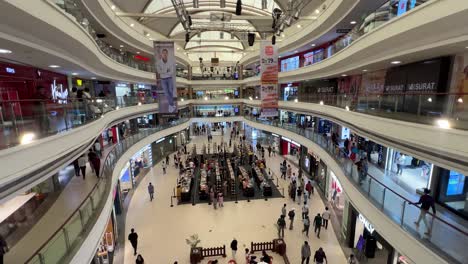 Mucha-Gente-Viene-A-Comprar-Al-Centro-Comercial-Y-Mucha-Gente-Está-Comprando.