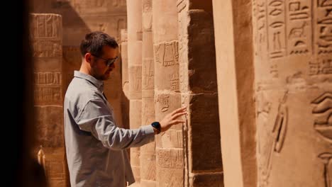 Un-Egiptólogo-Explora-Dibujos-Murales-En-El-Antiguo-Complejo-Del-Templo-De-Philae