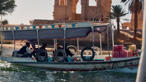 Crucero-Turístico-En-Barco-Por-El-Nilo-Pasando-Por-La-Isla-Agilkia-Con-El-Complejo-Del-Templo-De-Philae