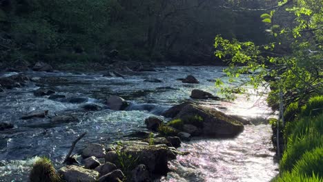 4K-Zeitlupenvideo-Eines-Wunderschönen-Norwegischen-Flusses-Im-Frühling