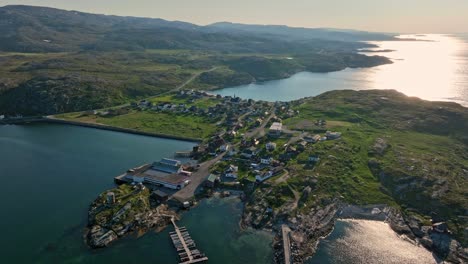 Vista-Aérea-Frente-Al-Pueblo-De-Bugoynes,-Día-De-Verano-En-Finmark,-Noruega