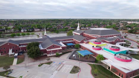 Imágenes-Aéreas-De-La-Primera-Iglesia-Bautista-En-Lewisville,-Texas.