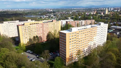 Drones-Volando-Hacia-Adelante-Estructuras-Que-Exhiben-Diseño-Arquitectónico-Urbano-En-Poruba,-Ostrava-república-Checa