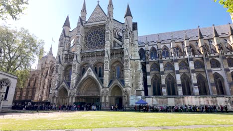 Schlange-Von-Menschen,-Die-Morgens-Warten,-Um-An-Einem-Sonnigen-Tag-Die-Westminster-Abbey-Zu-Betreten