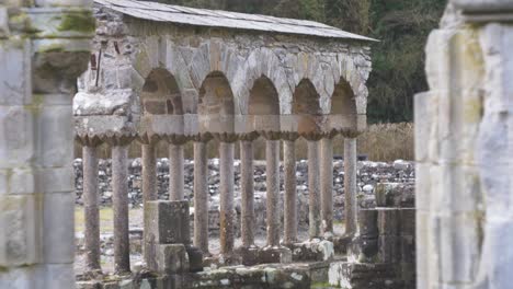 Antiguas-Ruinas-De-La-Abadía-De-Mellifont-En-Tullyallen,-Drogheda,-Irlanda,-Capturadas-Con-Una-Lente-Helios-Vintage