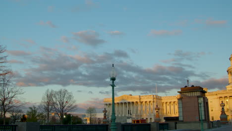 Die-Kamera-Schwenkt-Nach-Rechts-Und-Bleibt-Auf-Dem-US-Kapitol-Stehen,-Das-Im-Goldenen-Morgenlicht-Leuchtet