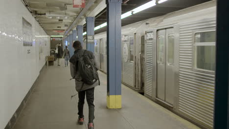 Mann-Läuft-Auf-U-Bahnsteig-In-New-York,-Als-Zug-Den-Bahnhof-Verlässt