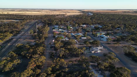 Vista-Aérea-De-Una-Pequeña-Ciudad-Australiana-Con-Edificios-Y-Casas-En-El-Suburbio-De-Esperance,-Australia