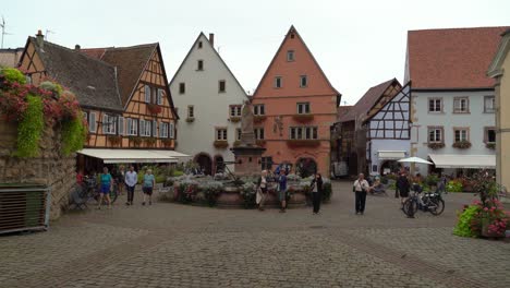 Der-Saint-Léon-Platz-In-Eguisheim-Ist-Mit-Bunten-Blumen-Geschmückt-Und-Ein-Perfektes-Bild