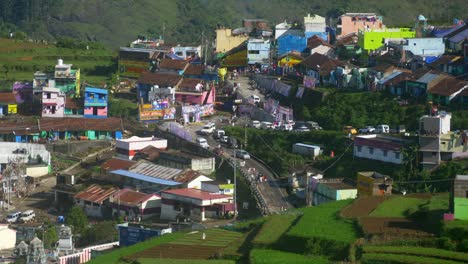 Alrededores-De-La-Pequeña-Aldea-Poombarai-En-Las-Colinas-De-Palani,-Enclavada-Entre-Campos-En-Terrazas-Y-Exuberante-Vegetación.