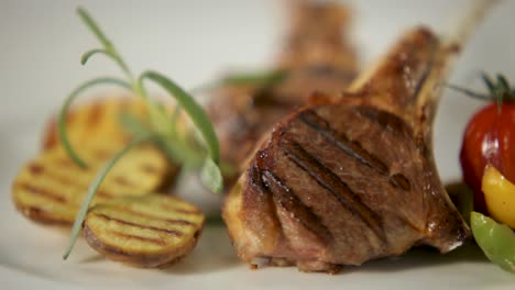 Grilled-lamb-chops-on-a-plate-with-grilled-vegetables-and-rosemary