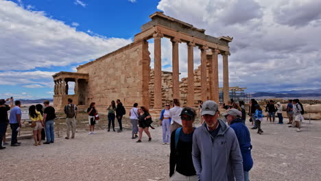 Erecteion-Rodeado-De-Turistas-En-La-Acrópolis-De-Atenas,-Vista-En-Cámara-Lenta