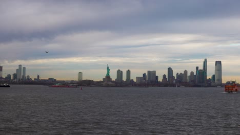 Freiheitsstatue-Und-Downtown-Manhattan-Staten-Island-Ferry