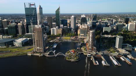 Vista-Aérea-Del-Horizonte-De-Perth,-El-Puerto,-El-Centro-De-Convenciones-Y-El-Puente-Elizabeth-Quay-En-Australia-Occidental