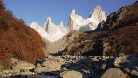 Monte-Fitz-Roy-Y-Río-Blanco-En-La-Patagonia,-Argentina,-Capturados-Con-Una-Cámara-Estática.