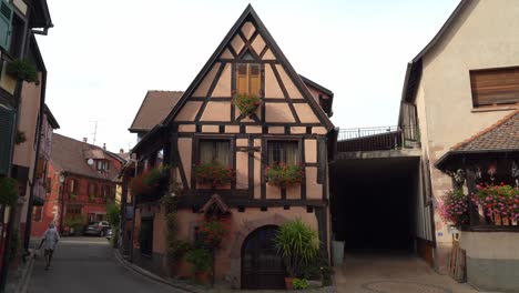 Las-Casas-Con-Entramado-De-Madera-En-El-Pueblo-De-Bergheim-Están-Pintadas-Con-Hermosos-Colores.