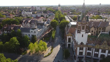 Establecimiento-De-Una-Vista-Aérea-De-La-Ciudad-De-Felegyhaza,-Hungría-Y-El-Ayuntamiento.