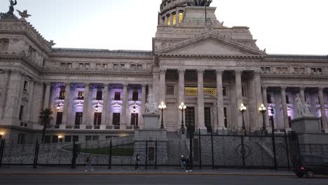 Plano-General-Del-Congreso-Nacional-De-Argentina-Iluminado-Al-Anochecer,-Tráfico-Pasando