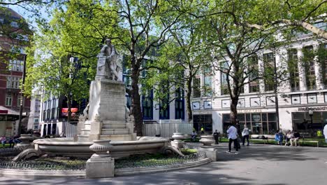 Panorama-capturing-the-Statue-of-William-Shakespeare-in-Leicester-Square,-London,-England