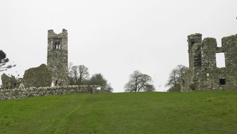 Iglesia-Medieval,-Tumba-De-St-Erc,-La-Universidad,-Pozo-Santo,-Mota-En-La-Colina-De-Slane-En-El-Condado-De-Louth,-Irlanda