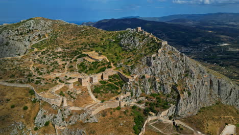 Acrocorinto-Arquitectura-Bizantina-Castillo-Antiguo-Corinto,-Grecia-Aérea