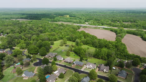Suburban-collierville-in-tennessee-with-homes-and-lush-greenery,-aerial-view
