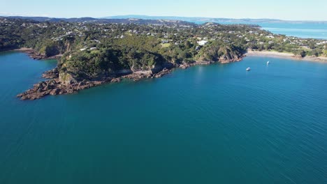 Reserva-De-Newton-En-La-Bahía-De-Oneroa,-Cerca-De-Fishermans-Rock-Y-La-Playa-De-Oneroa,-Auckland,-Nueva-Zelanda