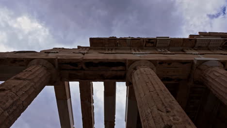 Tiro-De-ángulo-Bajo-De-Los-Pilares-Del-Monumento-De-Agripa-Y-Propileo-En-La-Acrópolis,-Atenas,-Grecia-En-Un-Día-Nublado