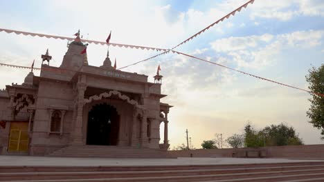 Künstlerischer-Hindutempel-Mit-Dramatischem-Sonnenuntergangshimmel-Am-Abend-Aus-Einzigartiger-Perspektive