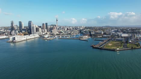 La-Rueda-Grande-Y-El-Muelle-De-Halsey-Street-En-Auckland-CBD,-Isla-Del-Norte,-Nueva-Zelanda