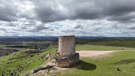 Nahaufnahme-Einer-Sich-Drehenden-Luftdrohne-Mit-Blick-Auf-Einen-Mittelalterlichen-Wachturm-Des-Dorfes-Burgo-De-Osma,-Soria,-Spanien