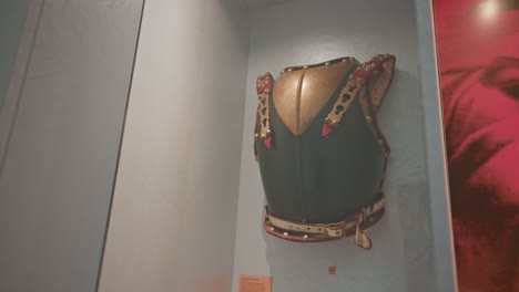 Armadura-De-Pecho-Adornada-En-Exhibición-En-La-Sala-De-Armas-Del-Castillo-De-Trakoscan,-Exhibición-En-El-Museo-De-Croacia