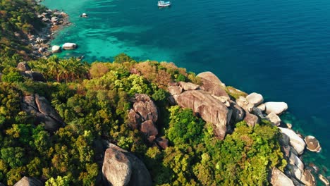 Luftaufnahme-Einer-Drohne-Mit-Blick-Auf-Die-Küste-Einer-Tropischen-Inselbucht-Mit-Klarem-Türkisblauem-Wasser-In-Thailand