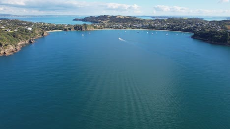 Vista-Aérea-De-La-Bahía-De-Oneroa-Cerca-De-La-Reserva-De-La-Playa-De-Korora-En-La-Isla-Waiheke,-Auckland,-Nueva-Zelanda