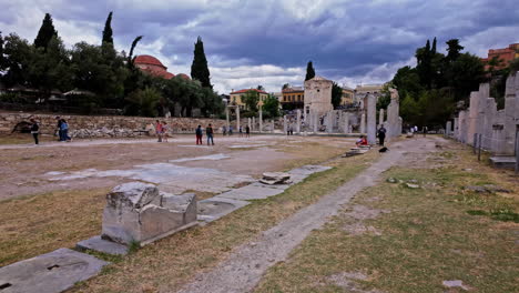 Turistas-En-El-Foro-Romano-De-Atenas,-Vista-En-Movimiento.