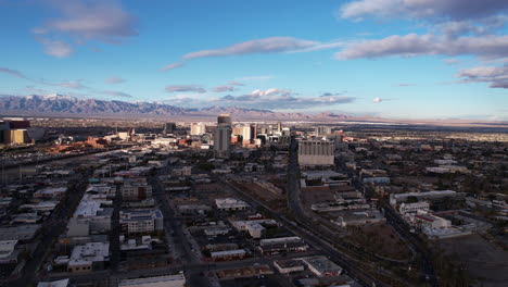 Vista-Aérea-De-Los-Edificios-Del-Centro-De-Las-Vegas-Nevada-Usa-Por-La-Noche-Bajo-La-Sombra-De-Las-Nubes,-Disparo-De-Drones