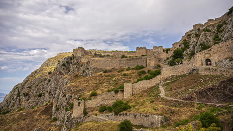 Akrokorinta-O-Murallas-Del-Castillo-De-Acrocorinto-A-Lo-Largo-De-La-Ladera-Inclinada-Mientras-Pasan-Las-Nubes