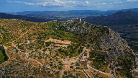 Castillo-Acrocorinto-Saulestari-Sobre-Un-Alto-Acantilado-Con-Vistas-Panorámicas-Del-Valle,-Aérea