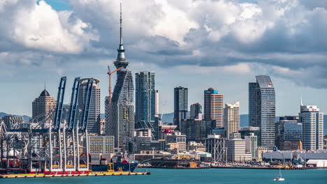 Skyline-Von-Auckland,-Neuseeland-Mit-Dem-Sky-Tower,-Zeitraffer-Vom-Wasser-Aus