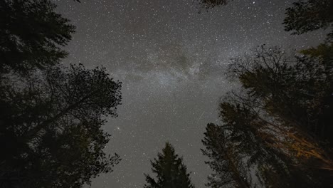 Die-Milchstraße-Leuchtet-Am-Nachthimmel,-Während-Myriaden-Von-Sternen-Funkeln-Und-Weiße-Wolken-Vorbeifliegen