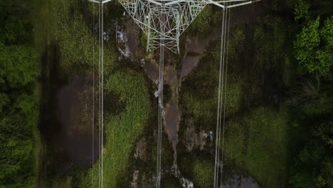 Interesante-Paisaje-Que-Mezcla-La-Naturaleza-Y-El-Mundo-Moderno:-Líneas-Eléctricas-Sobre-Un-Pantano.