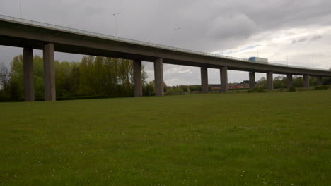 Weite-Aufnahme-Nach-Verfolgung-Weißen-LKW-über-Die-Humber-Bridge