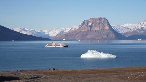 Kreuzfahrtschiff-Von-Eisberg-Und-Küste-Von-Grönland,-Dänemark,-Nordost-Nationalpark-An-Einem-Sonnigen-Tag