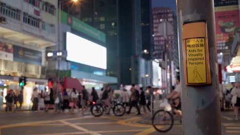 Tráfico-En-La-Calle-Detrás-Del-Botón-De-Asistencia-Para-Personas-Con-Discapacidad-Visual,-Hong-Kong