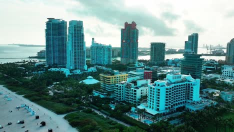 Miami-South-Beach-An-Einem-Bewölkten-Tag-In-Der-Abenddämmerung,-Luftaufnahme